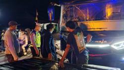 Diduga Hindari Motor Saat Hujan, Bus Tabrak Toyota Rush di Jalinsum Way Kanan