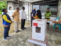 Wakil Ketua I MRP Tinjau Langsung Pelaksanaan PSU Pilgub Papua di Kepulauan Yapen
