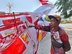 Nasib Pedagang Bendera Kian Sulit: Disalip Online Shop, Dihantui Tren One Piece
