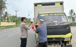 Sambut HUT ke-80 RI, Polsek Katibung Gelar Patroli Humanis dan Bagikan Bendera Merah Putih