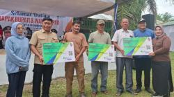 Berjemur Bareng Nelayan, Bupati Deliserdang Serahkan Kartu BPJS Ketenagakerjaan