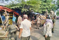 Kembalikan Fungsi Fasum, Puluhan Lapak PKL Pasar Lembang Ditertibkan Aparat Gabungan Kota Tangerang