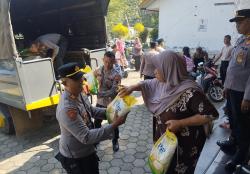 Warga Serbu 4 Ton Beras Yang Disediakan Polres Grobogan Dan Bulog Saat Gerakan Pangan Murah