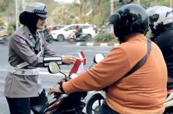 Polisi Surabaya Bagikan Bendera Merah Putih, Ajak Warga Rayakan Kemerdekaan dan Tertib Lalu Lintas