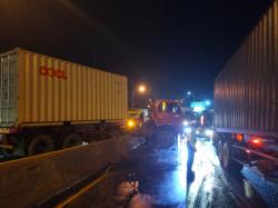Motor Nyelonong, Truk Kontainer Naik Median Jalan Bawen–Semarang