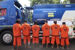 Ngeri! Truk Tangki Solar Dibegal, Para Pelaku Raup Rp110 Juta dari Penjualan 14 Ribu Liter