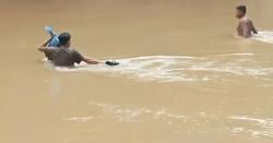 Viral, Penghulu Ini Rela Bertaruh Nyawa Berenang Seberangi Sungai demi Layani Akad Nikah