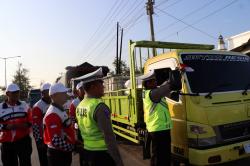 Sopir Truk ini Kaget Dihentikan Polisi, Ternyata Dikasih Bendera Mreah Putih