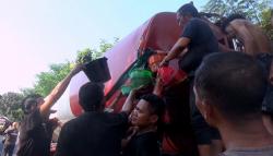 Truk Tangki BBM Kecelakaan di Lumajang, Solar Tumpah Jadi Rebutan Warga