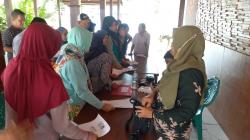 Warga Blora Antre  Beras Murah dari Dinas Ketahanan Pangan Provinsi Jateng