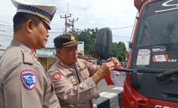 Semangat Merah Putih di Pantura: Polsek Gunung Jati Bagikan Ratusan Bendera kepada Pengendara