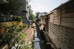 Lebar Sungai Menyempit, Puluhan Bangunan Liar di Bantaran Kali Cisaranten Bandung Bakal Dibongkar