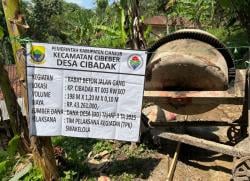 Lansia dan Pelajar Lega, Akses Jalan di Kampung Cibadak Tak Lagi Licin