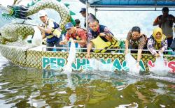 Dukung Konservasi, PJT I Lakukan Tebar Benih Ikan di Telaga Ngebel Ponorogo