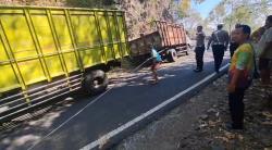 Truk Tronton dan Colt Diesel Tutup Jalur Arak-Arak Bondowoso,  Polisi Lakukan Buka Tutup Jalur