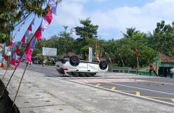 2 Minibus Tabrakan di Jalan Wates-Jogja, Mobil Bawa 2 Warga Negara Asing Terbalik
