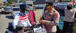 Jelang HUT RI ke-80, Polres TTS Bagikan 1.000 Bendera Merah Putih ke Pengendara di SoE