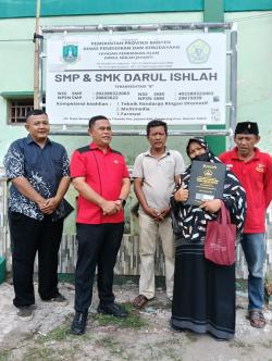 Ijazah Ditebus, Warga Cikande Menangis Haru Dibantu Anggota DPRD Serang