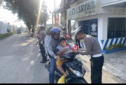 Jelang HUT RI ke-80, Polantas Polres Kobar Bagikan Ribuan Bendera ke Pengguna Jalan