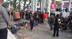 Demo Tolak Kiriman Sampah Diwarnai Bendera One Piece dan Tumpukan Sampah di Kantor Bupati Pandeglang