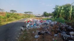 Tumpukan Sampah Liar di Sukomoro Nganjuk Disorot, DLH Janji Bersihkan