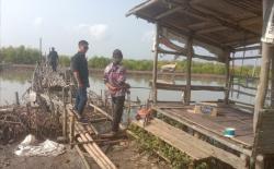 Camat Kandanghaur Beberkan Fakta di Balik Video Jenazah yang Digotong Lewati Jembatan Darurat