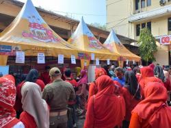 Warga Antusias Beli Paket Sembako di Gerakan Pangan Murah HUT ke 80 RI di Halaman Setda Grobogan