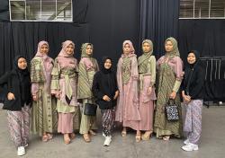 Lewat Bunga Peony, Santri Purworejo Angkat Isu Fashion Berkelanjutan di JFW 2025