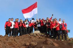 80 Polisi Naik Gunung Ungaran, Kibarkan Merah Putih di Puncak 2.050 Mdpl