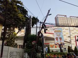 Waspada! Tiang Listrik Miring dan Kabel Semrawut di Jl Perintis Kemerdekaan Tangerang