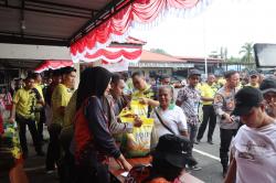 Pasar Murah Polresta Sorong Kota dan Bulog, Warga Serbu Beras Berkualitas Harga Khusus Jelang HUT RI