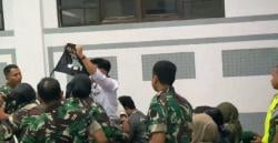 Kekecewaan Keluarga di Pengadilan Militer Medan: Bendera One Piece Berkibar, Ibu Korban Histeris