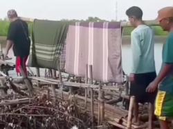 Viral, Warga Indramayu Gotong Jenazah Pakai Sarung Lewati Jembatan Darurat