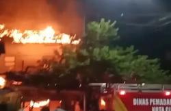 Rumah Dua Lantai Merangkap Toko Buah di Lemahwungkuk Cirebon Terbakar, Satu Motor Ludes