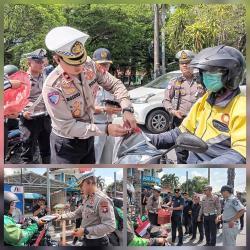 Sambut HUT RI ke-80, Satlantas Polresta Gelar Jumat Berkah dan Bagikan Ratusan Bendera Merah Putih