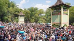 Meriahnya Tradisi Yaqowiyu 2025 di Jatinom, Ribuan Apem Terbang Bawa Harapan dan Berkah