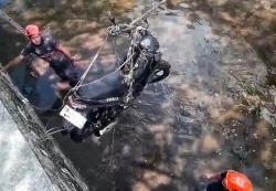 Motor Pelajar Terjun ke Sungai di Palangka Raya akibat Rem Blong, Dievakuasi Tim Damkar