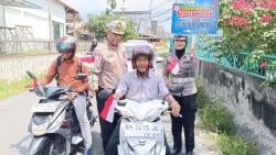 Gelorakan Semangat Kemerdekaan, Ditlantas Polda Riau Bagikan Bendera Merah Putih ke Pengendara