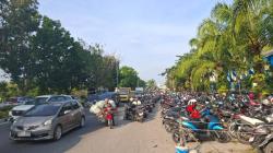 Parkir Liar di Depan Mal SKA Pekanbaru Picu Kemacetan Parah
