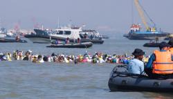 Ratusan Peserta Bersaing Dalam Swimming Selat Madura Piala Kasal 2025