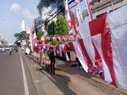 Jualan Bendera Merah Putih Sepi, Pedagang Cilegon 20 Tahun Bertahan Meski Cuma Laku 5 Lembar