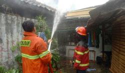 Rumah Dua Lantai Terbakar di KBB, Penghuni Selamat Kerugian Capai Rp250 Juta