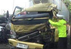 Mengantuk di Tol Cipularang, Truk Boks Tabrak Tronton – 1 Tewas Terjepit