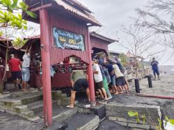 Ombak Raksasa di Pantai Apra! Gelombang 5 Meter Hantam Gazebo, Fondasi Warga Ambruk