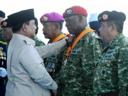 Bangga 'Rambo' Papua Pensiunan Kopassus Ini Terima Bintang Sakt dan Kenaikan Pangkat dari Prabowo