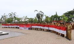 Rayakan HUT RI ke-80, Bupati Pidie Jaya Bagikan Bendera Merah Putih ke Warga