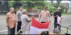 Patroli Unik! Polisi Jangka Buya Keliling Kampung Bawa Bendera, Pasang di Rumah Warga