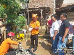 Petugas Gabungan Evakuasi Pria yang Tercebur Sumur di Bantarbolang