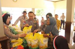 HUT RI ke-80, Polres Tuban Salurkan Beras Murah Kepada Masyarakat Kabupaten Tuban