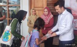 Pemprov Jatim Bagikan Ribuan Bendera Merah Putih dan Paket Sembako